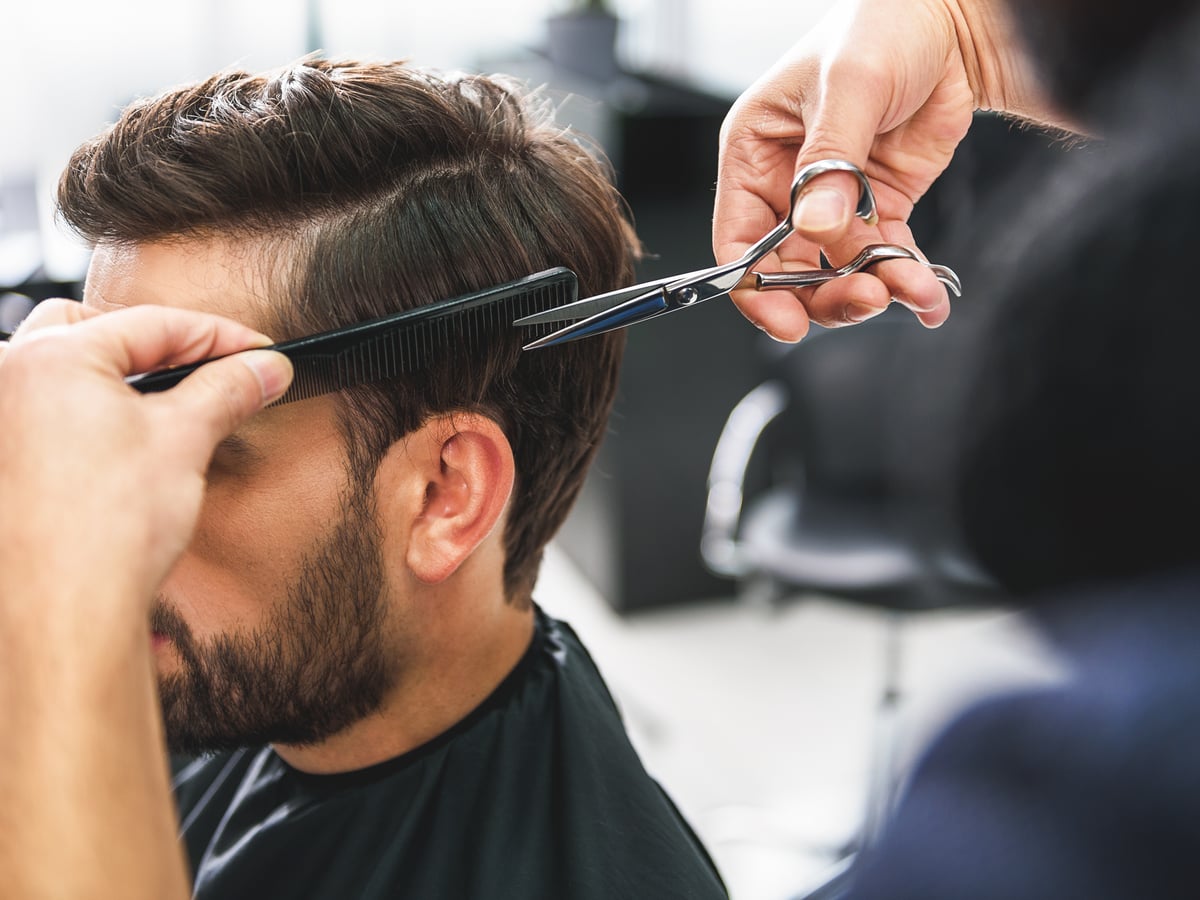 Coupe homme aux ciseaux