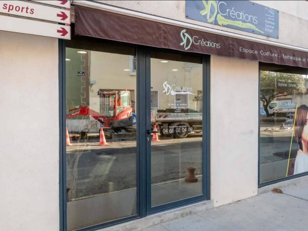 La devanture du salon, avenue de la République à Redessan