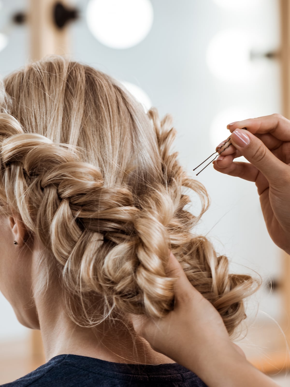 Réalisation d'un chignon tressé de mariée