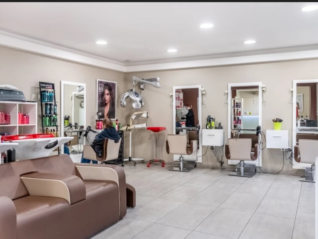 L'intérieur du salon SD Créations : un espace lumineux et moderne